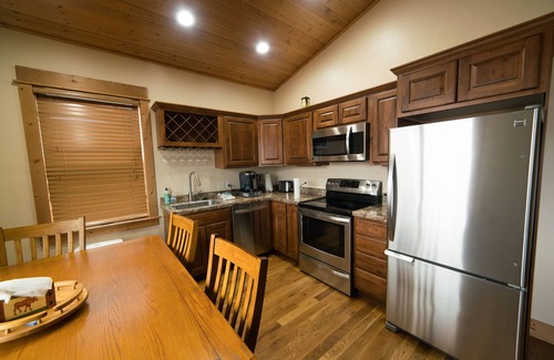 Emigrant Cabin | Luxurious cabin on the Yellowstone River with Pond, Five Miles from Chico