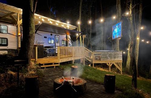 Jonesville Other | Luxurious Camping -Theater, Hot-Tub, Keg, Fire Pit