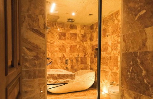 Uchisar Apartment | Luxurious Cave Suite with Bathtub 101