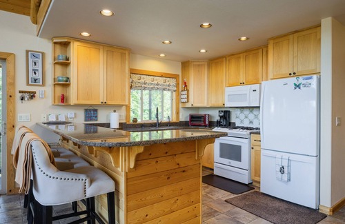 Crescent Ski Chalet | Luxurious Chalet Retreat: Breathtaking Views, Hot Tub, BBQ, and Fireside Comfort