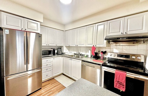 Downtown Mississauga House | Luxurious Comfy SQ1 Escape | 1BR+Den, Sleeps 4