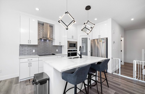 Southwest Edmonton House | Luxurious, Cozy, & Modern 4 bedroom Home—Airconditioned + Netflix + Free Parking