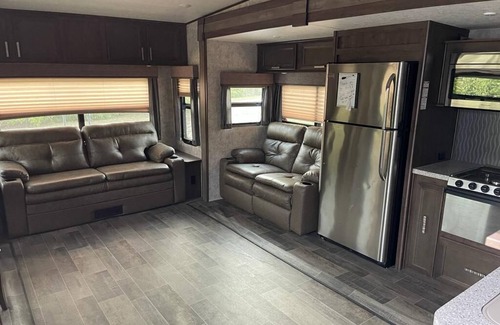 Lexington House | Luxurious Cozy RV Open Range Glamping Experience