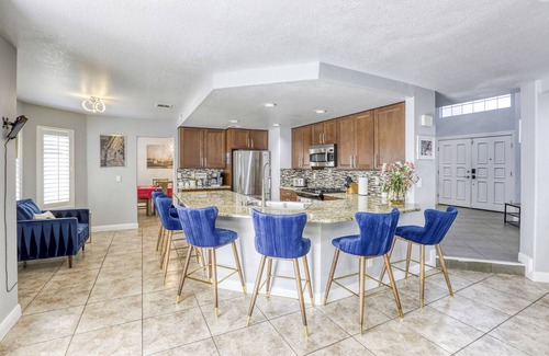 Whitney Ranch House | Luxurious & Cozy ⛱SUNNY PRIVATE Pool★PETS ALLOWED★PVT Yard★Arcade Game Room