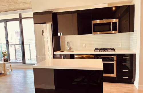 Connaught Condo | Luxurious downtown condo | pool | gym | A/C | free parking