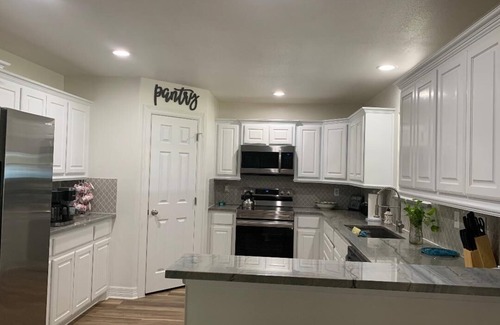 StarCrest Estates House | Luxurious, fishing, riding boat and fun at Richland Chambers at Lake front home