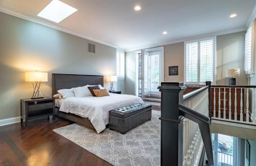 Near North Side Villa | Luxurious Gold Coast 4BR 4-Story Villa with Parking Sleeps 12 Guests