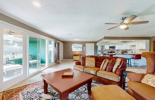 Micanopy House | Luxurious guesthouse with screened porch, central A/C and lake view