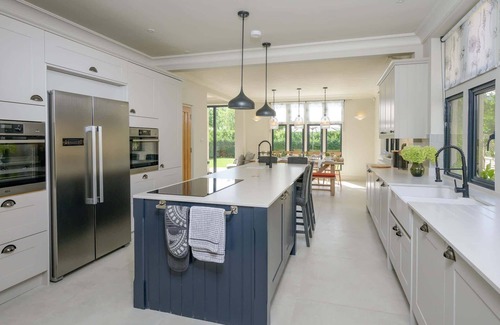 Cheltenham House | Luxurious Home in Cheltenham, Private Parking