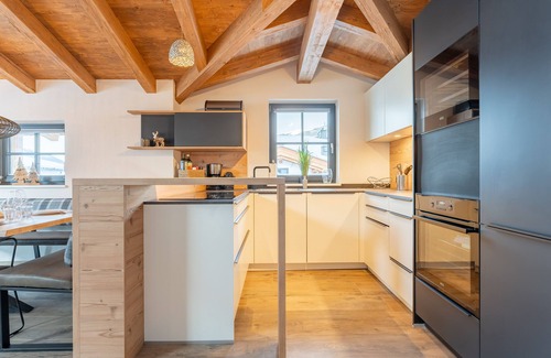 Lengdorf House | Luxurious home with wine cooler and fireplace