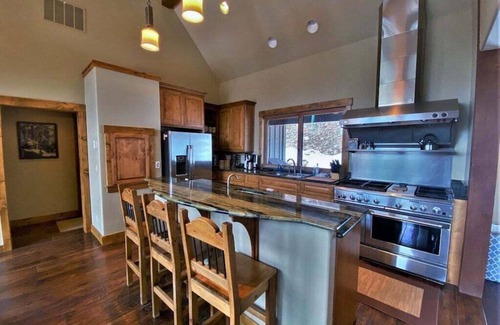 Purgatory House | Luxurious Home with Stunning Mountain Views & Hot Tub – 5 minutes from Purgatory