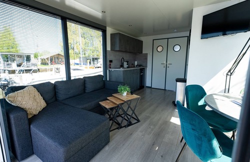 Heeg Boat Rental | Luxurious houseboat on the water