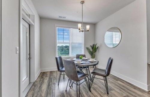 Hayes Apartment | Luxurious King 2BR Suite Mins to Downtown Durham!