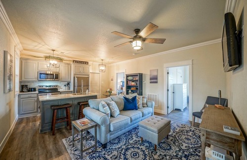 Lake Hamilton House | Luxurious Lake Cottage, great location by land & water, perfect home & property