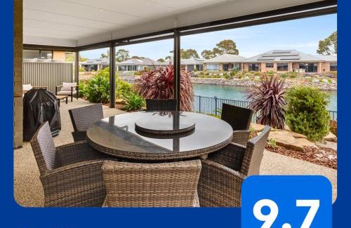 Victor Harbor House | Luxurious Lakefront on Franklin Island