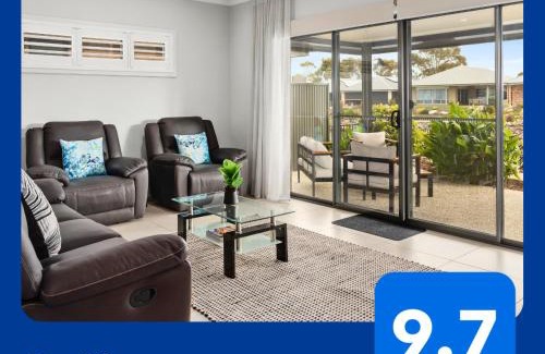 Victor Harbor House | Luxurious Lakefront on Franklin Island