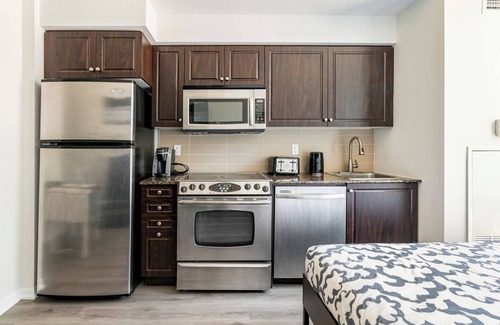 Fort York Condo | Luxurious Lakeside Suite Near CN Tower – C$69/night