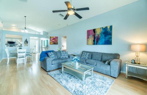 Sabal Harbour Apartment | Luxurious Lakeview Retreat - 4BD 2BA - Sleeps 9