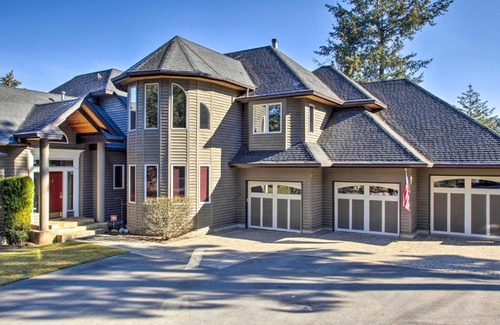 Liberty Lake House | Luxurious Liberty Lake Hideaway with Hot Tub!