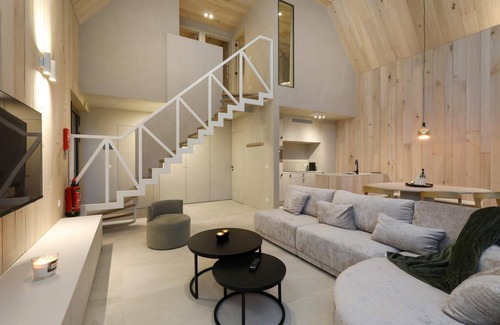 Zolder House | Luxurious lodge for 6, bathed in natural light, located in the green heart of Belgian Limburg.