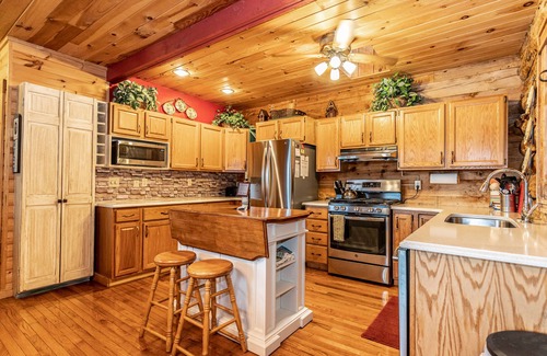 Hammondsport Cabin | Luxurious Log Cabin in Woods on Keuka Lake w Prvt Dock & Lake Front