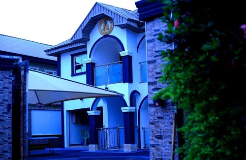 Benin City House | Luxurious Luke’s Apartment: Where Opulence Meets Comfort