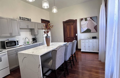 Dayton Condo | Luxurious Marble bath & kit1 bedroom condo WiFi nDAYTON 2 min downtown 5 min UD