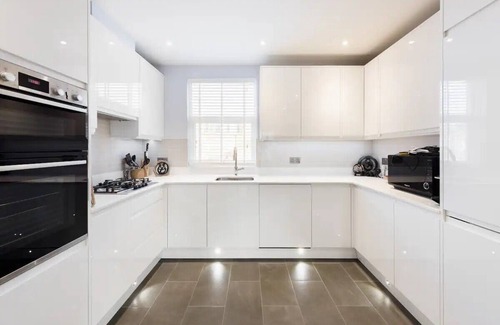 Golborne Apartment | Luxurious Modern 2 bedroom Notting Hill Townhouse with Patio