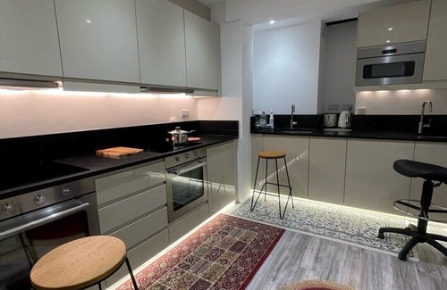 North Greenford Apartment | Luxurious New Bedroom with bathroom and kitchenette
