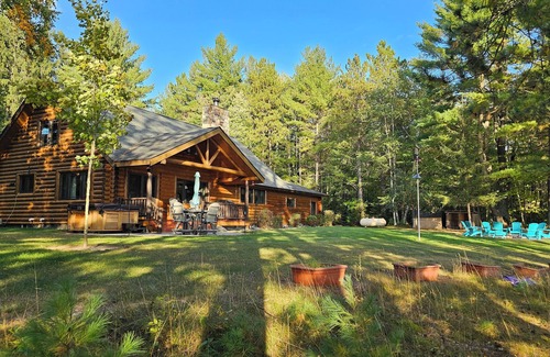 Pembine Cabin | Luxurious Northwoods Log Lake house with over 500ft of lake frontage on 15 acres