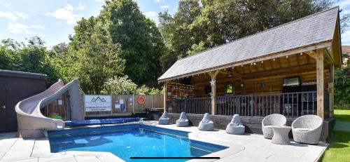Deal House | Luxurious oasis relax 32c pool, jacuzzi games bar