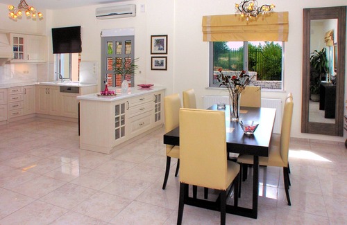 Skotino Villa | Luxurious Private Villa with Private Pool and Sea Views- 6 min drive from beach