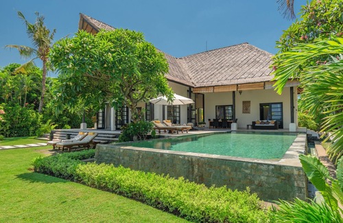 Banjartegehe Villa | Luxurious, private villa for 6 people, directly on the beach and the sea, Lovina