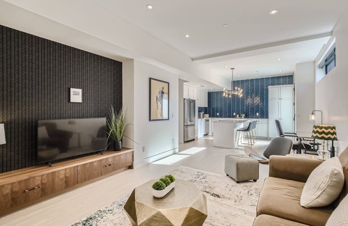 Whittier Apartment | Luxurious Rental with Ideal Downtown Proximity - Stroll to Pearl Street and CU.