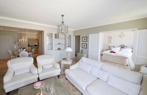 Antibes City Centre Apartment | Luxurious seafront 2 bedrooms flat superb view, WIFI, AC, for 4 close to beach