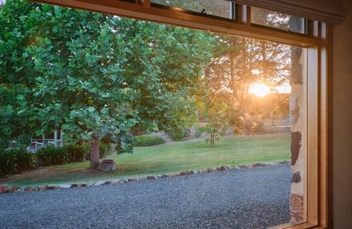 Rowland Flat Cottage | Luxurious secluded cottage B&B amidst vineyards in the beautiful Barossa Valley.