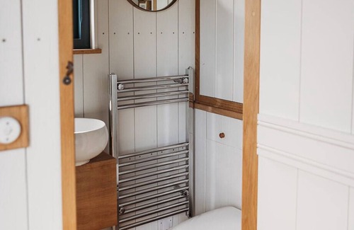 Chittering Apartment | Luxurious Shepherd's Hut with Wood fired Hot Tub