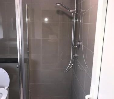 Lansbury House | Luxurious Soft Water Air Conditioning TV 5 Bed Arcade House