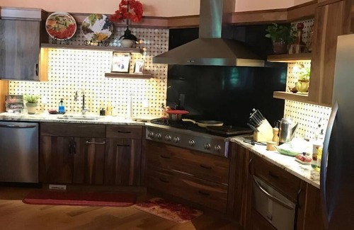 Windham House | Luxurious,spacious 4500 sq ft home,hot tub & sauna,in center of downtown Windham