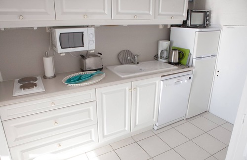 Meze Apartment | luxurious studio 'feet in the water' (3 meters from the pond).