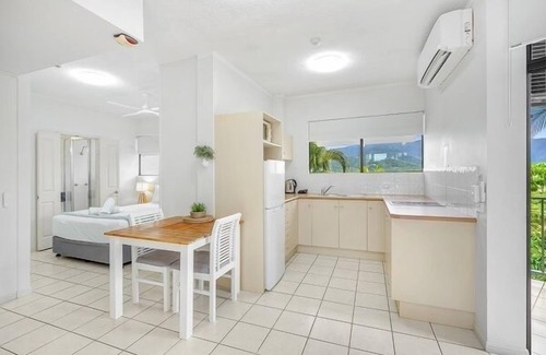 Trinity Beach Apartment | Luxurious Studio with Lush Mountain Views