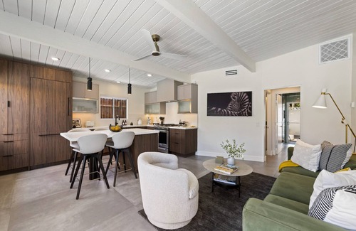 Historic Tennis Club Condo | Luxurious Tennis Club Bungalow 4 with Mountain Views and Walks to Downtown Palm Springs!