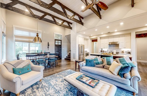 Spicewood Villa | Luxurious villa with outdoor TV lounge, kitchen & alfresco dining space