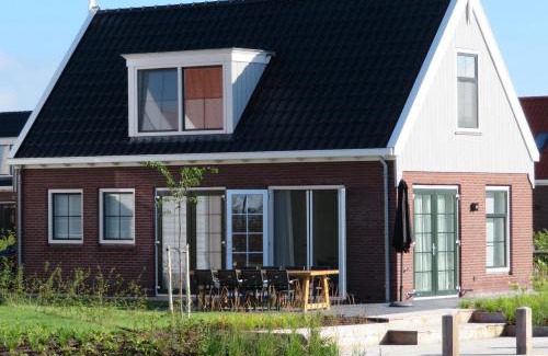 Uitdam House | Luxurious Water Villa