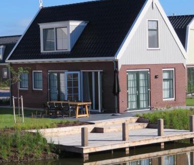 Uitdam House | Luxurious Water Villa