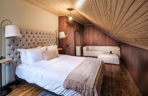 Cresco House | Luxuriously Restored Farm Cabin