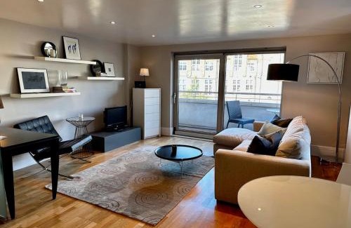 Battersea Apartment | Luxury 1 bed flat with parking, Clapham Junction