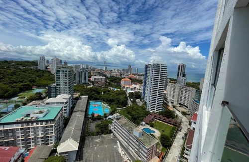 Pratumnak Hill Apartment | LUXURY 1 Bedroom in Amari Residences