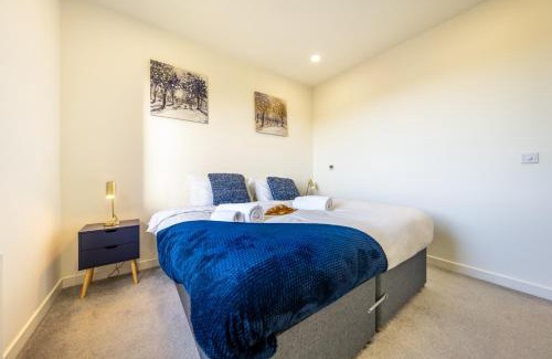 Stevenage Apartment | Luxury 1 Bedroom serviced apartment with Roof terrace & Gym