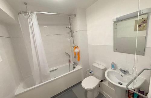 South Norwood Apartment | Luxury 1 Bedroom Urban Retreat with Private Balcony, Moments from Norwood Station & Crystal Palace FC